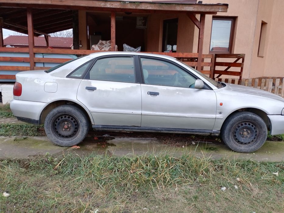 Vând audi A4 pentru piese