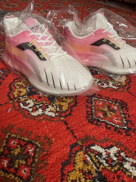 Спортивные кроссовки