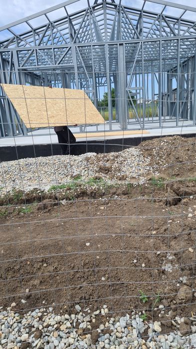 Casa la rosu sau la gata de la 250 € mp și 500 euro mp la gata