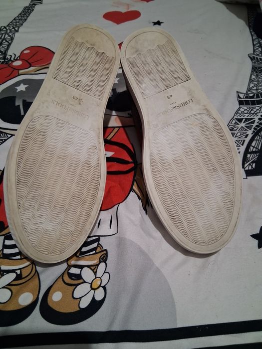 Vând snikersi Lords and fools