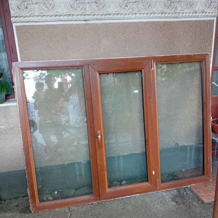 Fereastră PVC maro cu geam termopan