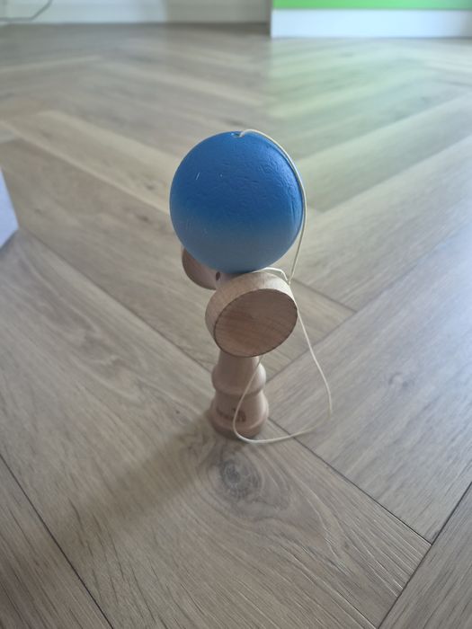 Kendama clasica albastra