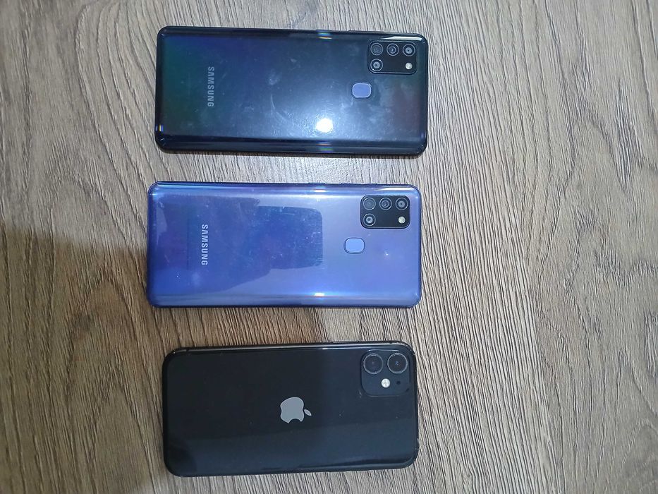 Vand trei telefoane pentru reparat