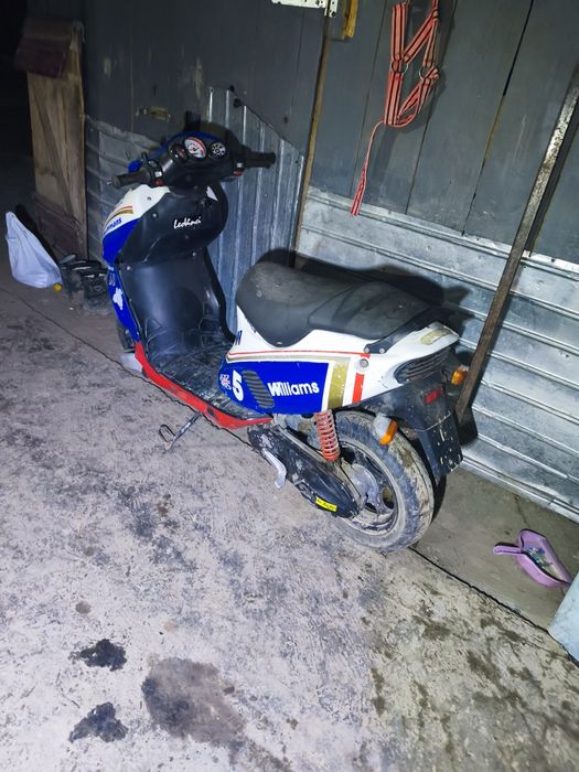 Vând scuter 2 timpi