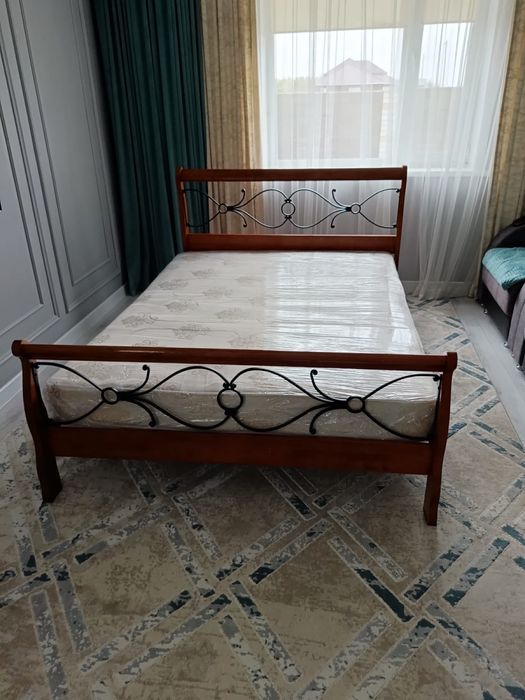 Продаю кровать с матрасом