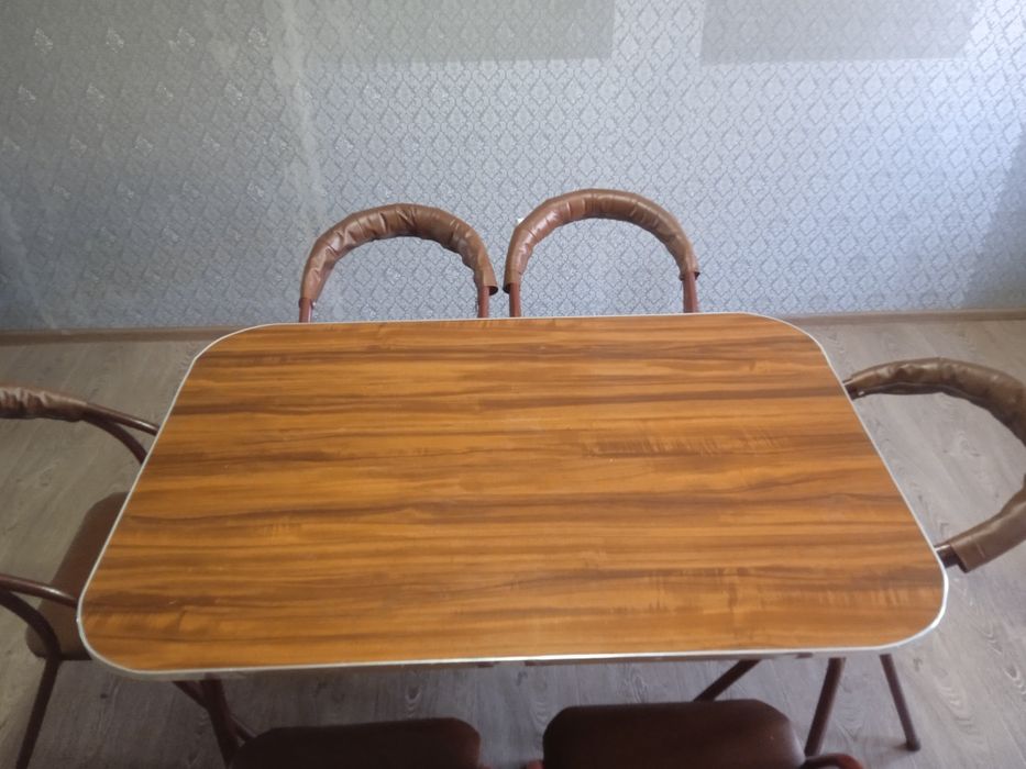Стол и стулья продаю