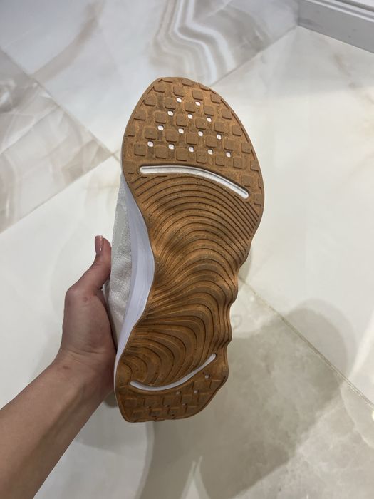 Дамски бели маратонки Nike