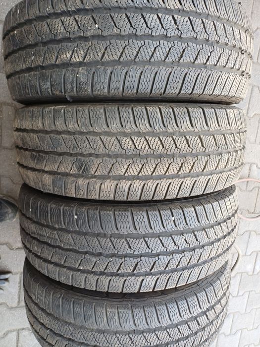 Гуми 215/60/17С Континентал