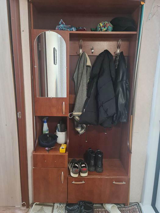 Шкаф в прихожую отдам