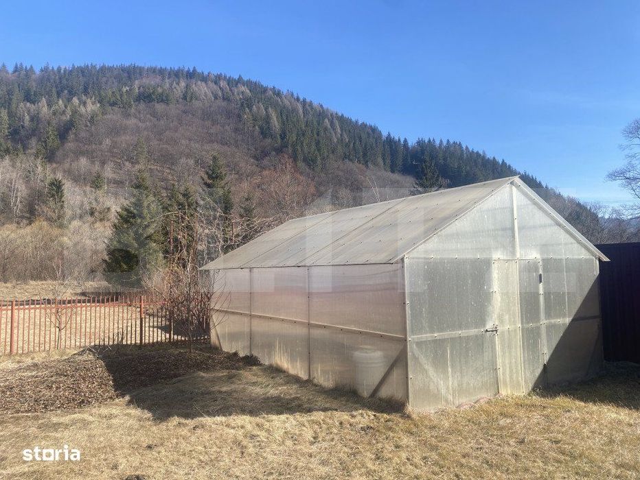 Casa de vanzare, cu 6 camere, 300 mp, spatioasa, in Campulung Moldoven