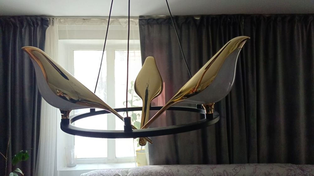 Продаю люстру с элементами в виде птиц