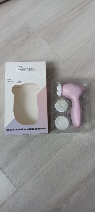 Електрическа четка за дълбоко почистване на лице