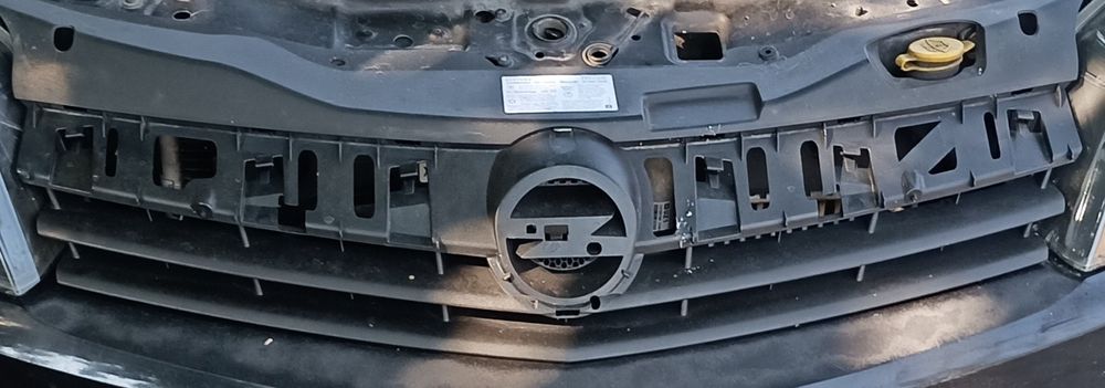 Продавам предна решетка opel asтра GTC tra gtc