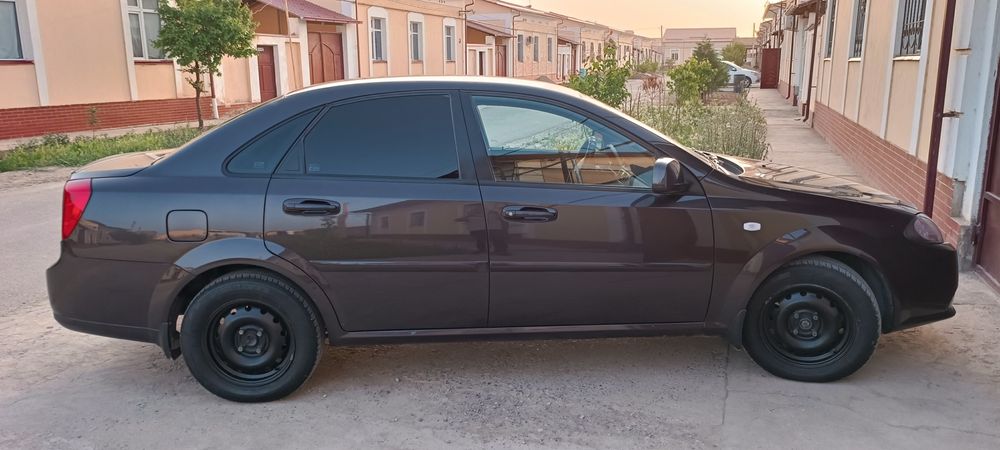 Gentra lasetti mashina sotiladi