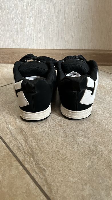 Продам кроссовки DCSHOEUSA