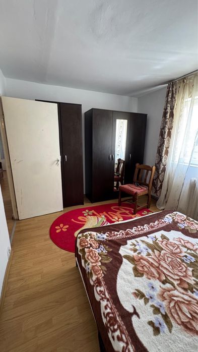 Inchiriez Apartament etaj 2