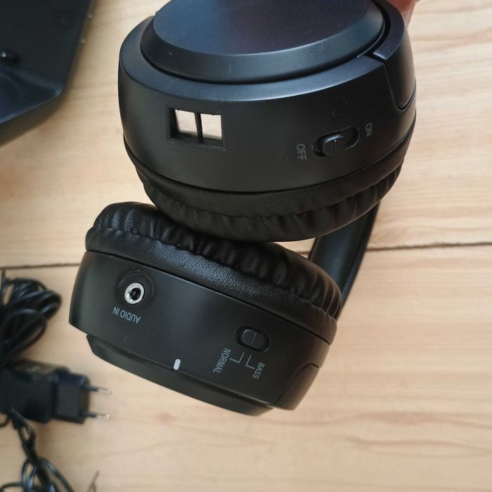 Безжични слушалки Medion Life P62061( MD 43051), С докинг станция, 15 часа, 20м, Черни