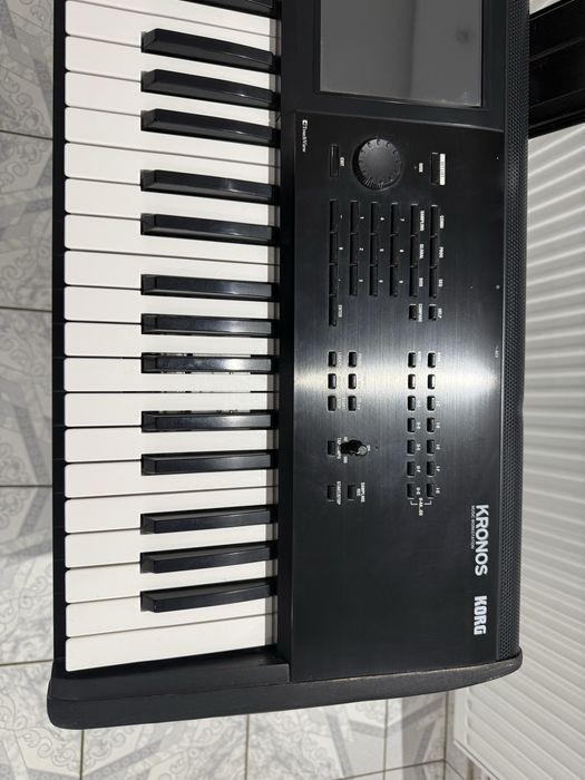 Korg Kronos 2, pedala, 9 seturi, stativ Spider