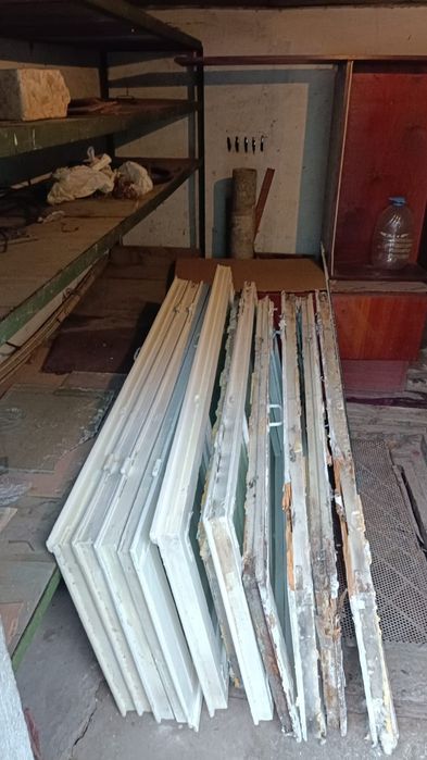 Отдам старые рамы окна