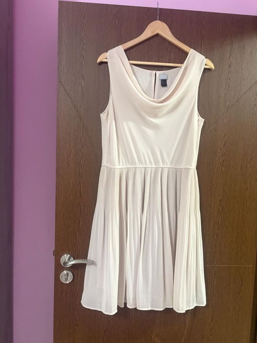 Нежна рокля в бяло