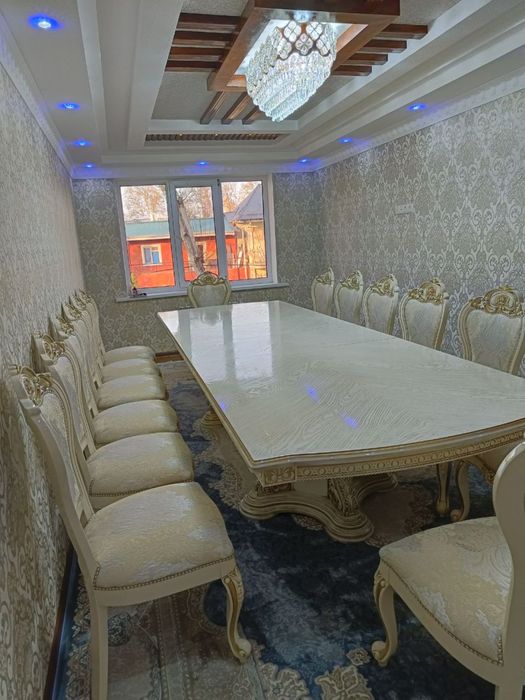 Стол и стулья в комплекте для гостиной