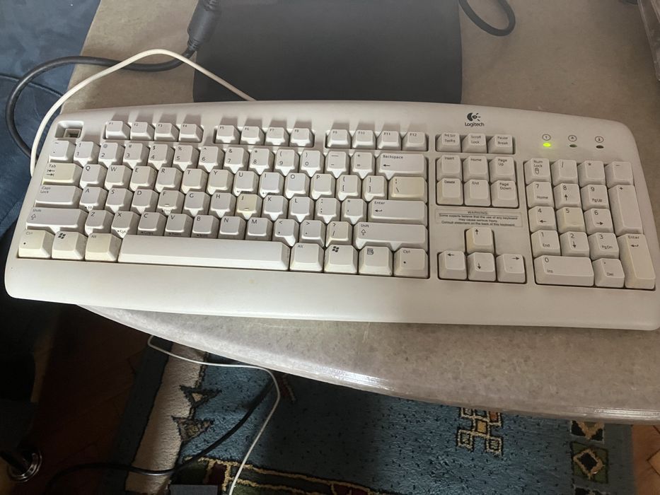 Настолен компютър с 20-инчов монитор