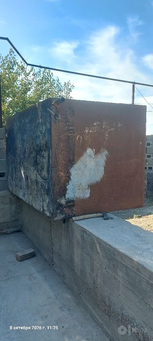 «Большой металлический ящик / контейнер»