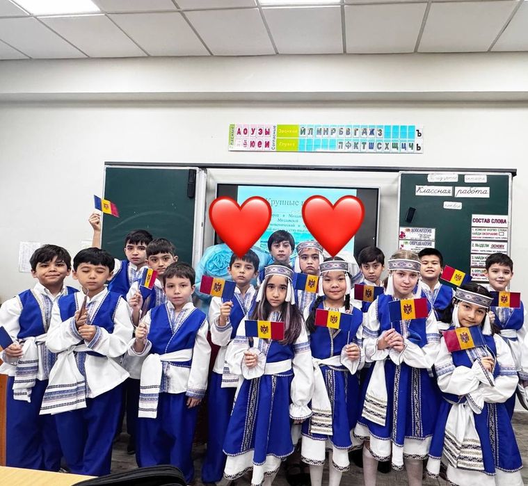 Атласные костюмы на прокат