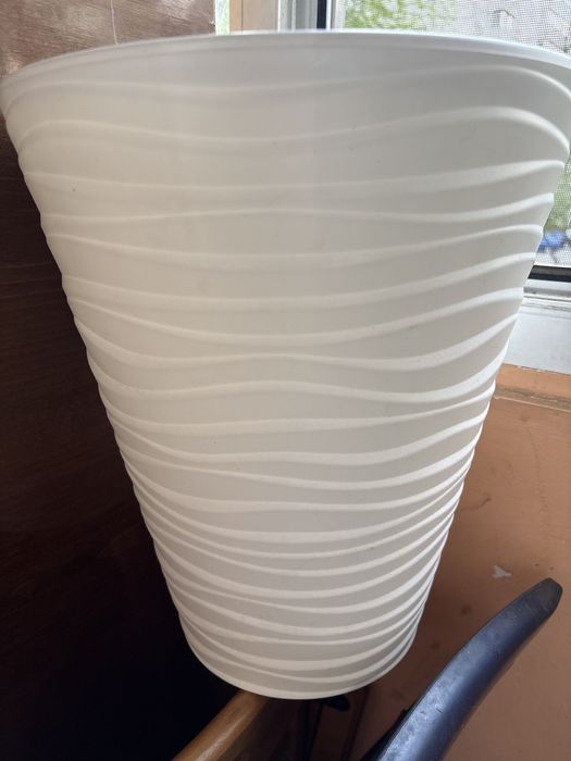 Ghiveci mare alb de vânzare