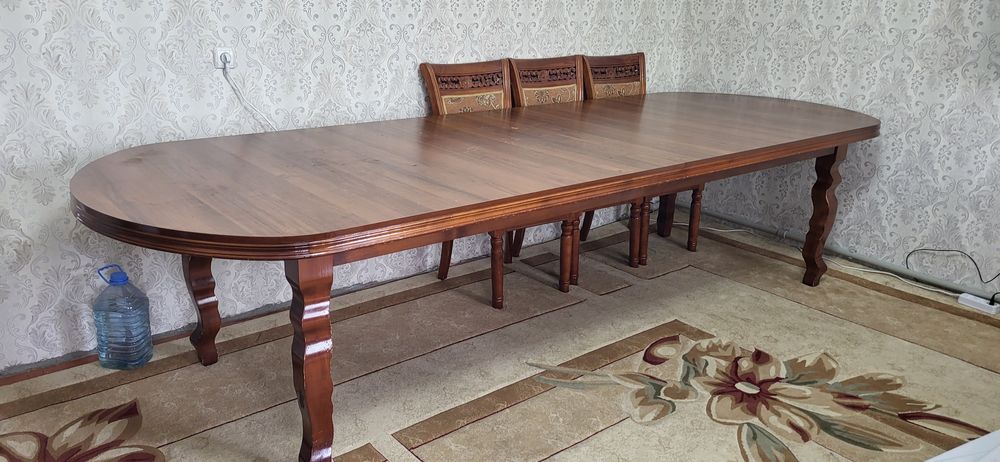 Деревянный стол в отличном состоянии