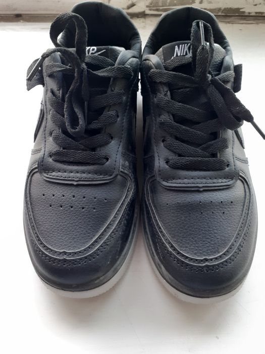 Продам кроссовки  женские