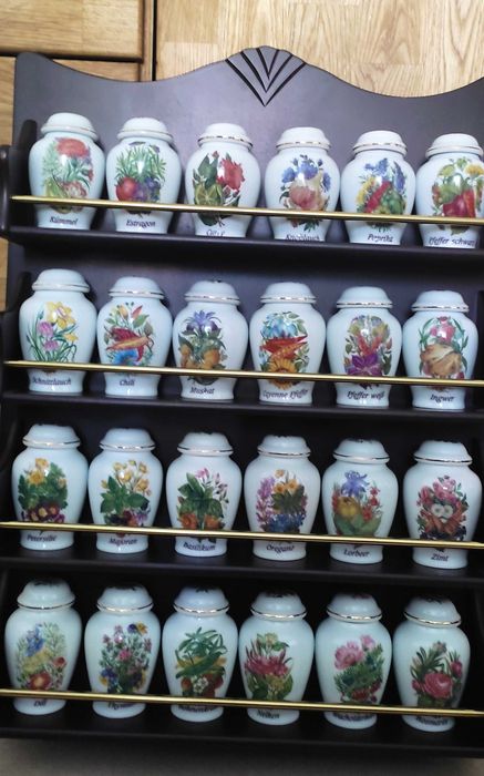 Пълен комплект  24 порцеланови съда за подправки с оригинална етажерка