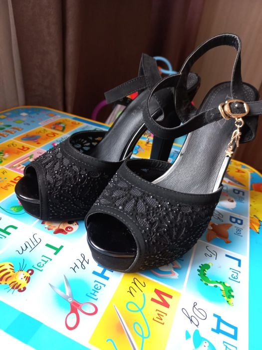 Продам женские туфли