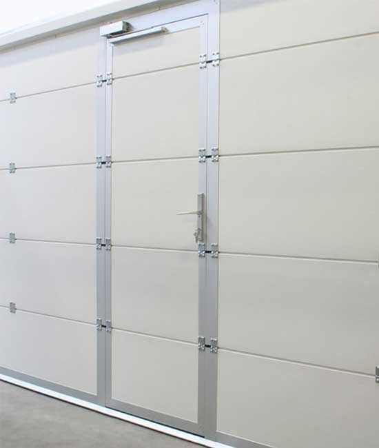Uși de garaj secționale cu ușă pietonală integrată