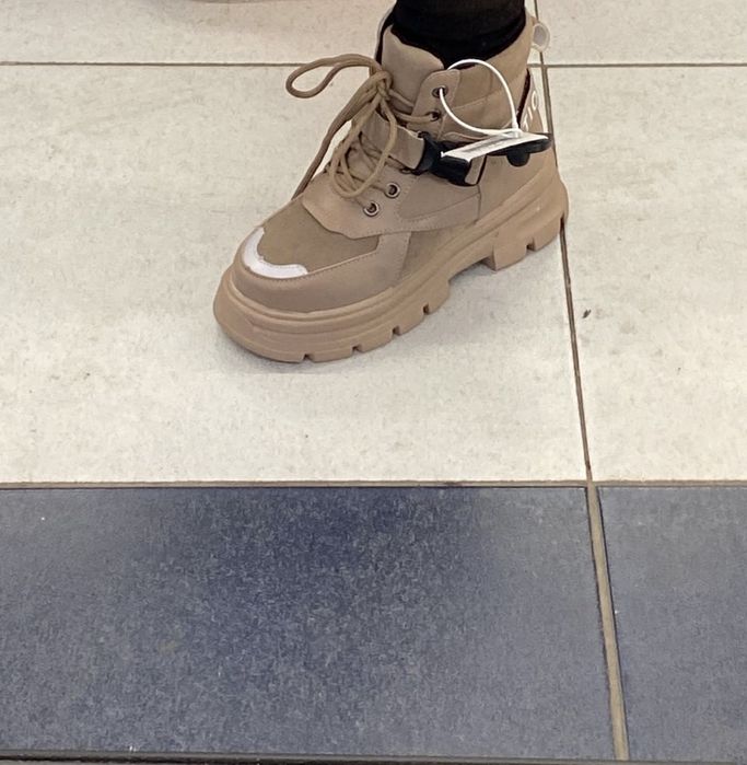 Продам теплые ботинки женские