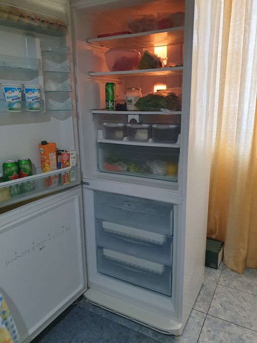 Хладилник с фризер  HOTPOINT ARISTON  размери 1900 см70см60см.за 250евро
