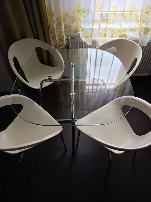 Vând scaune din pvc