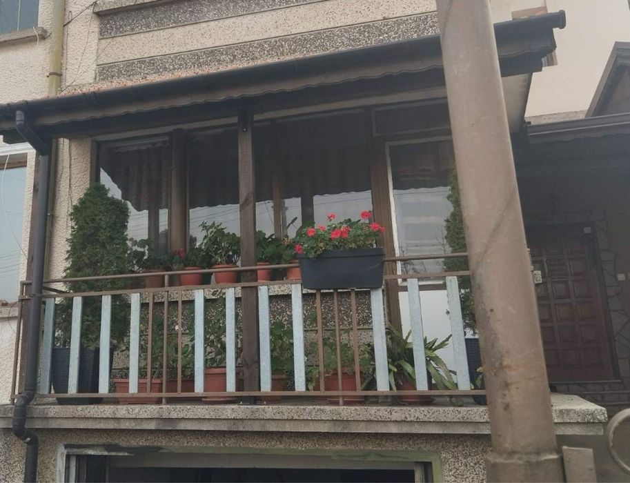 Продават етаж от къща