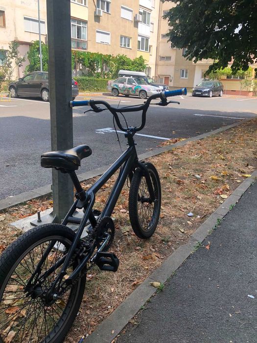 Vând bicicleta BMX