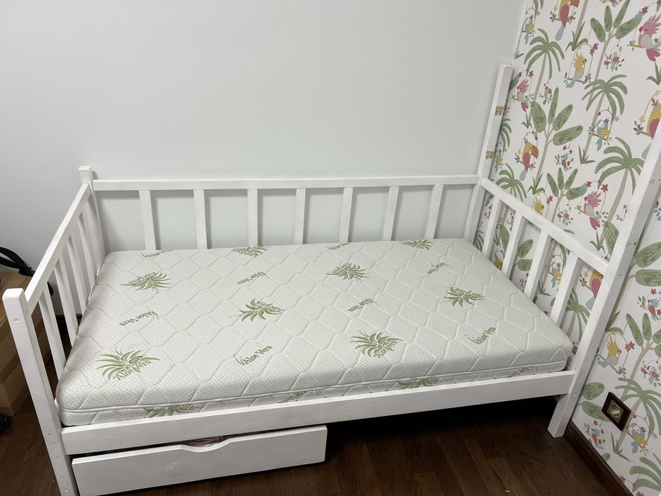 Продавам легло с матрак и шкафче  80х160