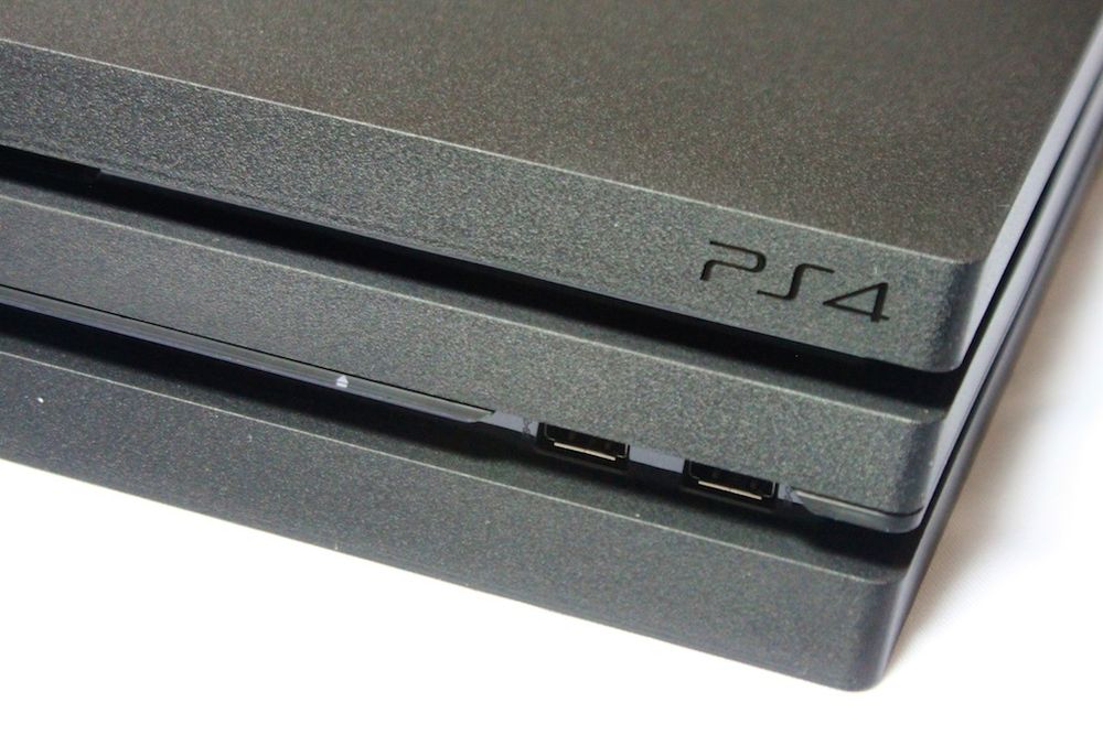 Playstation 4 pro 1 tb o'yinlari bilan.