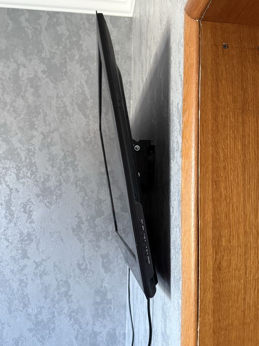 Телевизор Samsung 97 см с кронштейном