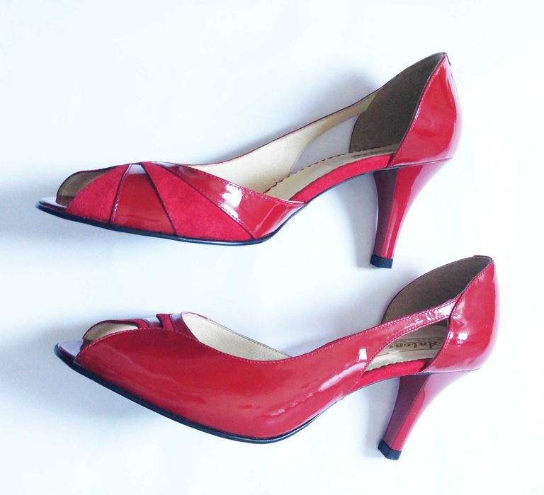 Pantofi de piele lacuita si piele intoarsa rosu cu toc subtire 39