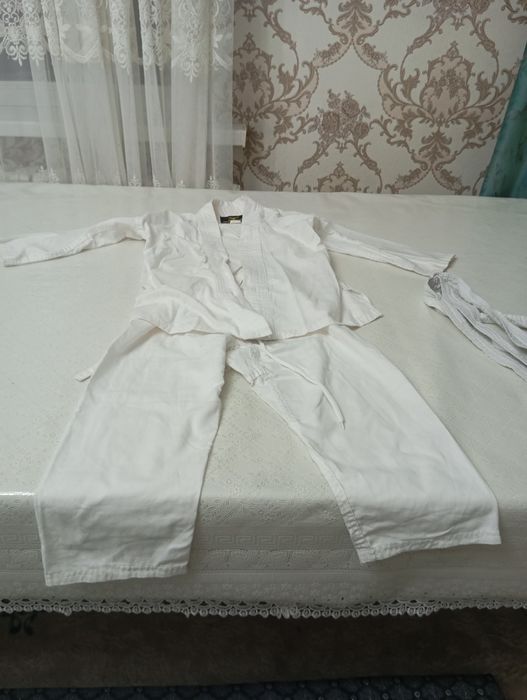 Осы кимоно сатылады 4,5жаска болады