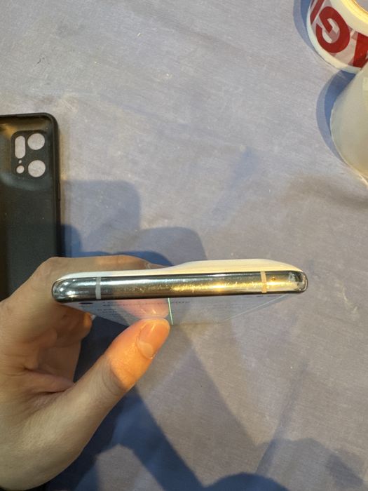 Telefon Oppo Find X5 Pro 5G cu dunga pe ecran