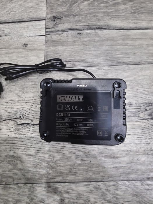 Продам зарядное Dewalt DCB 1104