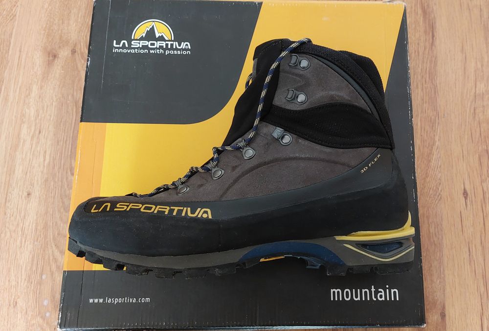 Продавам мъжки туристически обувки La Sportiva