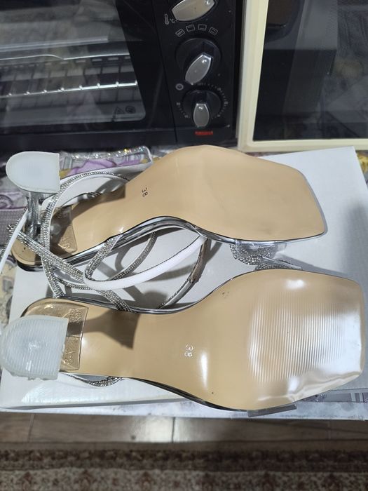 Vând sandale cu toc