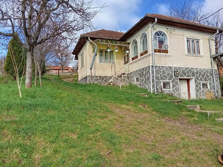 Proprietate 870 mp cu 2 case si utilitāti
