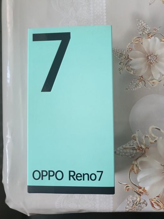 Телефон Oppo Reno7